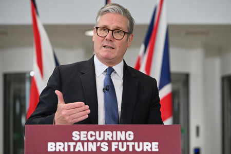 22日、ロンドンで記者会見するスターマー英首相(AFP時事)