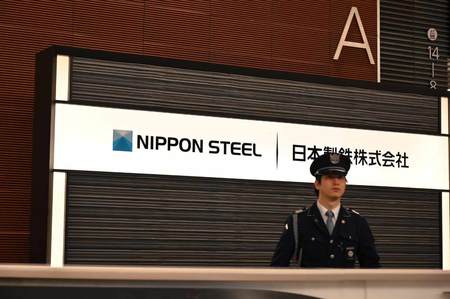 日本製鉄本社のエントランスに掲げられた同社のロゴ=1月7日、東京(AFP時事)