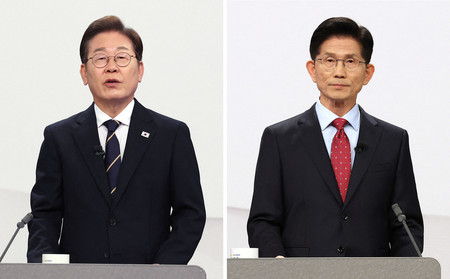 韓国の革新系最大野党「共に民主党」の李在明前代表(左)と金文洙前雇用労働相(AFP時事)