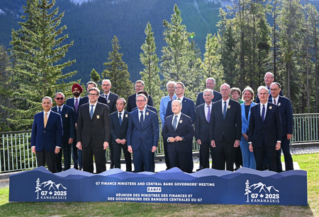 記念撮影に臨む先進7カ国(G7)の財務相・中央銀行総裁ら=21日、カナダ・バンフ