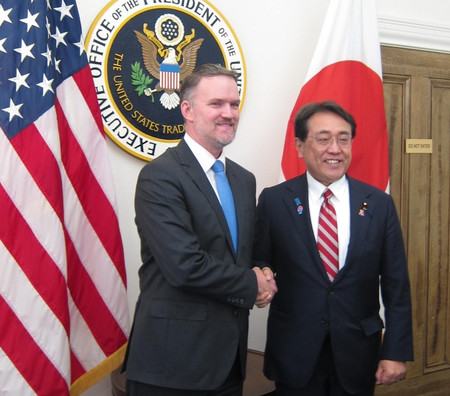 日米関税交渉に臨む赤沢亮正経済再生担当相(右)とグリア米通商代表部(USTR)代表(内閣官房提供)