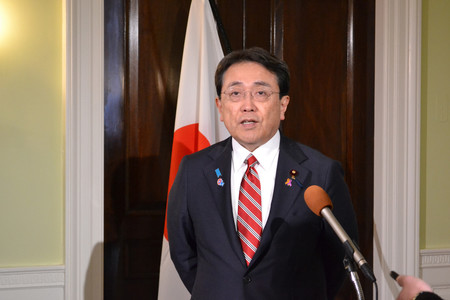 3回目の日米関税交渉を終え、記者会見する赤沢亮正経済再生担当相=23日、ワシントン