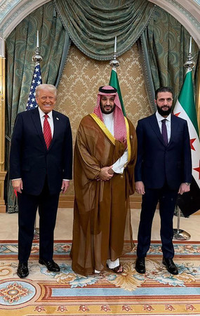 リヤドで面会した左からトランプ米大統領、サウジアラビアのムハンマド皇太子、シリアのシャラア暫定大統領=14日(国営シリア・アラブ通信提供)(AFP時事)
