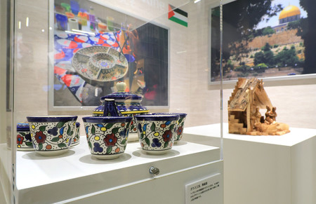 大阪・関西万博のパレスチナ館に展示されている陶磁器=23日、大阪市此花区