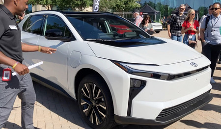 トヨタ自動車が報道関係者らに披露した電気自動車(EV)「bZ」=20日、米テキサス州プレイノ