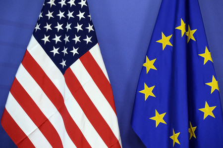欧州連合(EU)欧州委員会本部に掲げられた米国旗(左)と欧州旗=2015年7月、ベルギー・ブリュッセル(AFP時事)