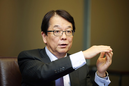 インタビューに答える日本製鉄の森高弘副会長=19日、東京都千代田区