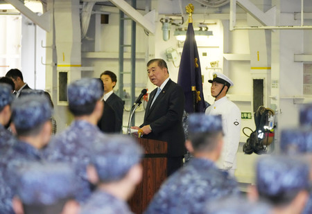 護衛艦「ひゅうが」で隊員に訓示する石破茂首相(中央)=25日午前、京都府舞鶴市(代表撮影)