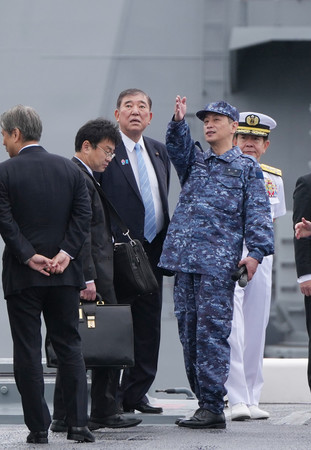 護衛艦「ひゅうが」を視察する石破茂首相=25日午前、京都府舞鶴市(代表撮影)