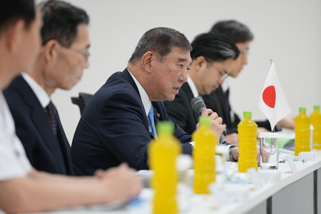 ジャパンマリンユナイテッドの関係者との懇談に臨む石破茂首相=25日午後、京都府舞鶴市(代表撮影)