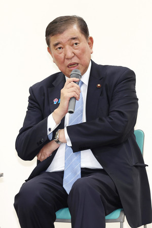 米国の関税措置に関する車座対話であいさつする石破茂首相=25日午後、石川県小松市