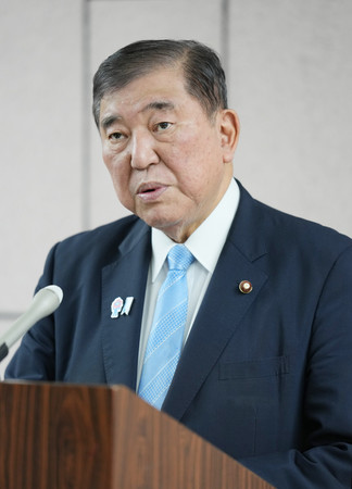 記者の質問に答える石破茂首相=25日午後、京都府舞鶴市(代表撮影)