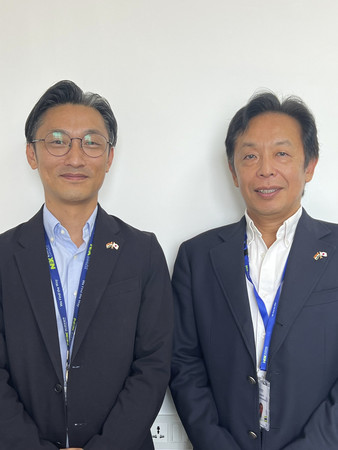 ＮＸインドの名古屋輝明代表（右）と内海孝亮次長＝１３日、インド北部ハリヤナ州グルガオン（ニッポンエクスプレスホールディングス提供・時事）