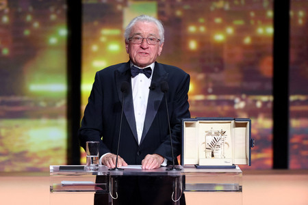 「カンヌ国際映画祭」の開会式でスピーチを行う米俳優ロバート・デニーロさん=13日、フランス南部カンヌ(AFP時事)