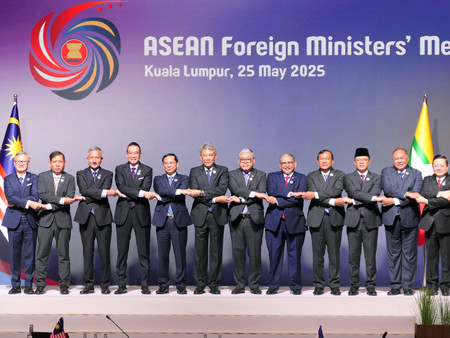 25日、クアラルンプールで開かれた会議に出席した東南アジア諸国連合(ASEAN)の外相ら