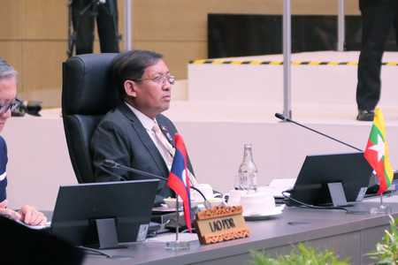 25日、クアラルンプールで開催された東南アジア諸国連合(ASEAN)外相会議に出席するミャンマーのアウンチョーモー外務次官