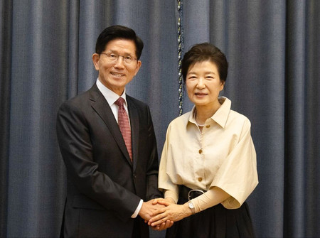韓国の朴槿恵元大統領(右)と面会する与党「国民の力」大統領候補の金文洙前雇用労働相=24日、韓国南東部・大邱市(国民の力提供・時事)
