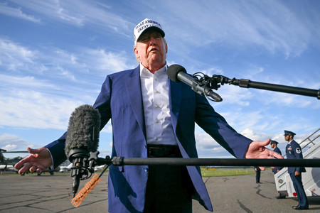 記者団の取材に応じるトランプ米大統領=25日、ニュージャージー州(AFP時事)