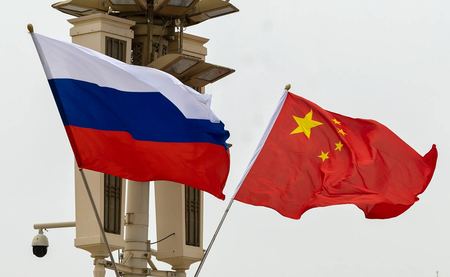 ロシアと中国の国旗(EPA時事)