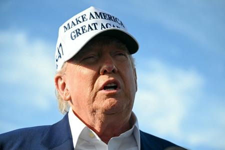 ２５日、米ニュージャージー州で記者団の取材に応じるトランプ大統領（ＡＦＰ時事）