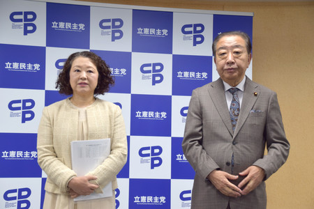 記者団の取材に応じる立憲民主党の野田佳彦代表（右）と連合の芳野友子会長＝２６日午前、東京・永田町