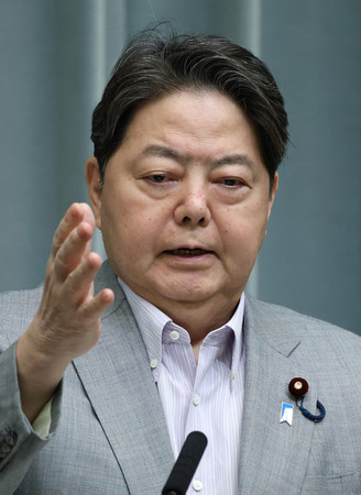 記者会見する林芳正官房長官＝２６日午前、首相官邸