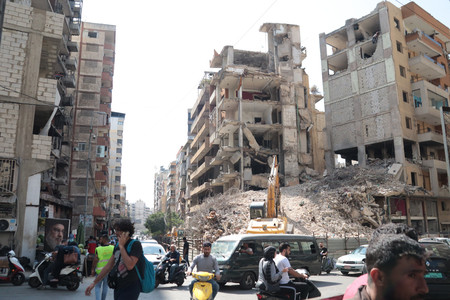 イスラエル軍によるレバノン空爆で破壊された建物＝２２日、ベイルート南郊