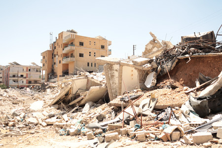 イスラエル軍が５月に実施したレバノン空爆で破壊された建物＝２４日、南部ナバティエ