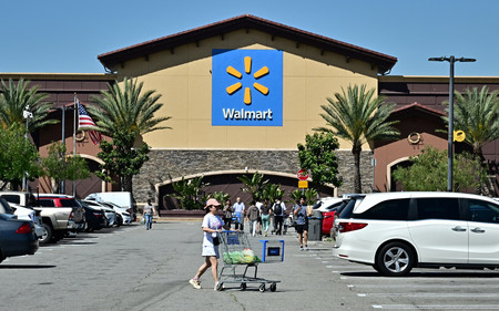 米カリフォルニア州のウォルマートの買い物客ら＝４月１１日（ＡＦＰ時事）