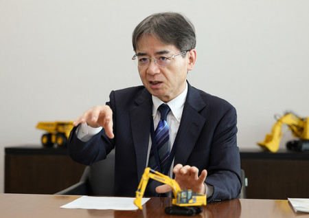 インタビューに答えるコマツの今吉琢也社長＝２３日、東京都港区