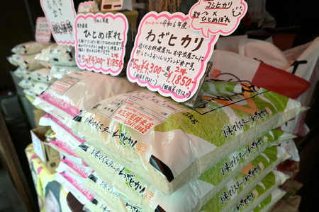 小泉進次郎農水相が視察した精米店の店頭で販売されるコメ=23日、東京都江東区