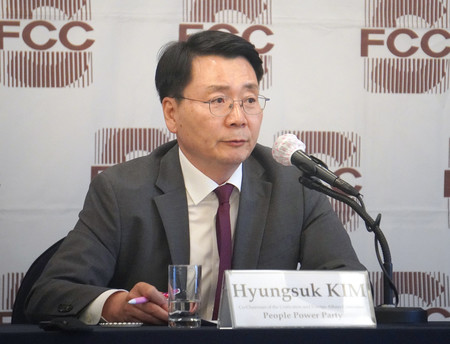 記者会見する韓国の金炯錫・元統一省次官＝２６日、ソウル