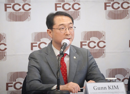 記者会見する韓国保守系与党「国民の力」の金健国会議員＝２６日、ソウル