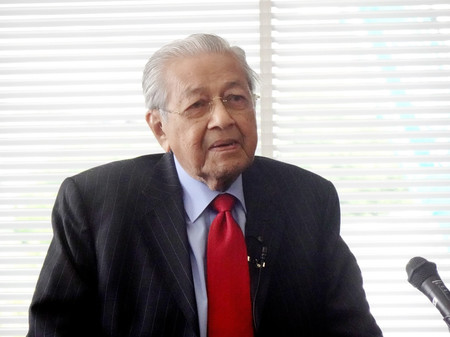 京都大で講演するマレーシアのマハティール元首相=26日午前、京都市