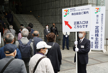 セブン＆アイ・ホールディングスの株主総会に向かう人たち＝２７日午前、東京都千代田区