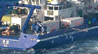 沖ノ鳥島周辺の日本の排他的経済水域内で活動する中国の海洋調査船「嘉庚」＝２６日（第３管区海上保安本部提供）