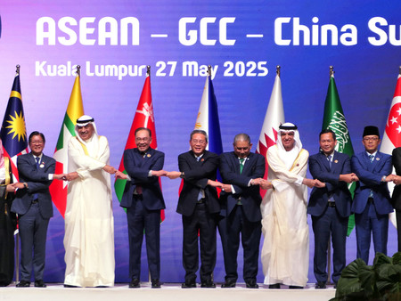 ２７日、クアラルンプールで開催された会議に出席した東南アジア諸国連合（ＡＳＥＡＮ）と湾岸協力会議（ＧＣＣ）、中国の首脳ら