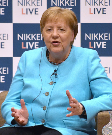 講演するドイツのメルケル元首相=27日午後、東京都千代田区