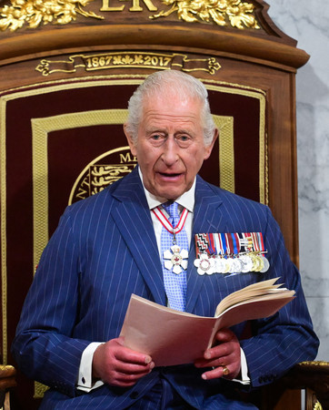 27日、オタワのカナダ連邦議会で演説するチャールズ英国王(AFP時事)
