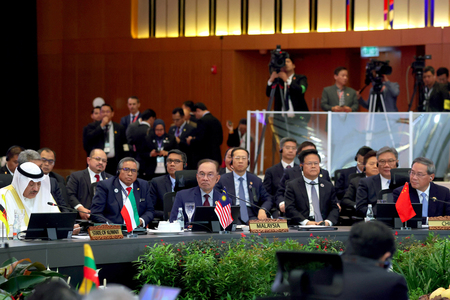 東南アジア諸国連合(ASEAN)と中国、湾岸協力会議(GCC)の3者合同首脳会議=27日、マレーシア・クアラルンプール(EPA時事)