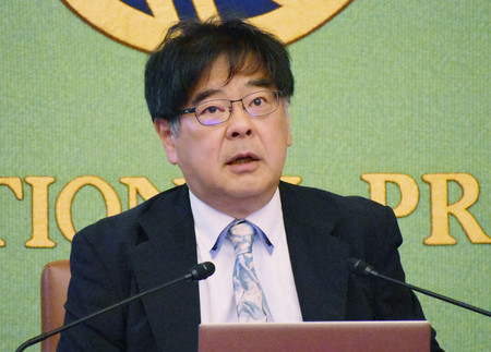 ２８日、東京都千代田区の日本記者クラブで会見する木宮正史・前東大大学院総合文化研究科教授
