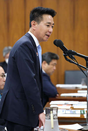 衆院農林水産委員会で質問する日本維新の会の前原誠司共同代表=28日午前、国会内