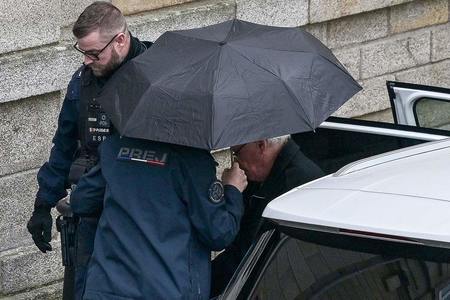 裁判所に入るルスクアルネック被告(右)=2月25日、フランス西部バンヌ(AFP時事)