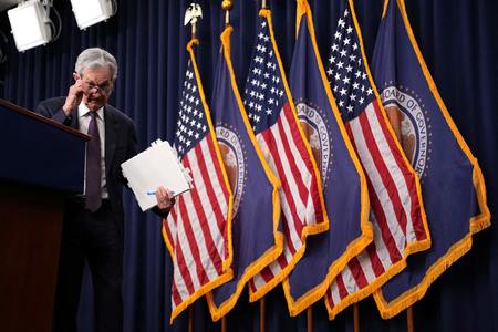 米連邦公開市場委員会(FOMC)後の記者会見を退席するパウエル連邦準備制度理事会(FRB)議長=7日、ワシントン(AFP時事)