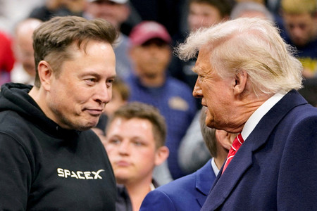 米国の「政府効率化省(DOGE)」を率いる実業家イーロン・マスク氏(左)とトランプ大統領=3月22日、東部ペンシルベニア州フィラデルフィア(ロイター時事)