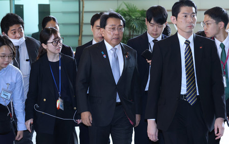 訪米を前に首相官邸に入る赤沢亮正経済再生担当相(中央)=29日午前、東京・永田町