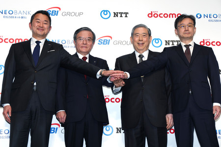 資本業務提携を発表し、撮影に応じる(左から)NTTドコモの前田義晃社長、NTTの島田明社長、SBIホールディングスの北尾吉孝会長兼社長、住信SBIネット銀行の円山法昭社長=29日午後、東京都千代田区