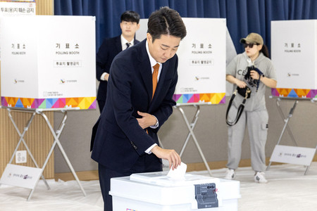 29日、ソウル近郊・華城で、韓国大統領選の期日前投票を行う保守系野党「改革新党」候補の李俊錫議員(AFP時事)