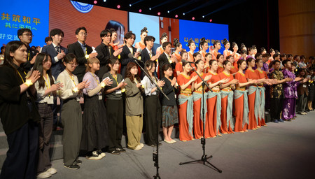 29日、北京で開かれた交流イベントで合唱する日中の大学生
