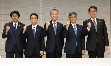 記者会見で写真に納まる経団連の筒井義信新会長（中央）ら。右端は佐藤恒治副会長＝２９日午後、東京都千代田区